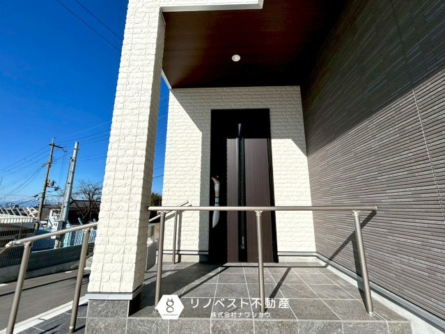 東大阪市豊浦町の玄関|黒基調の扉でオシャレな玄関です♪