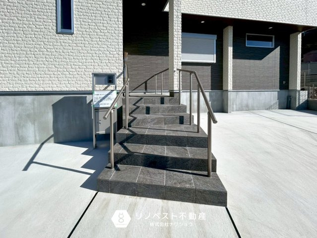 東大阪市豊浦町の玄関|玄関扉まで階段がありますが手すりがあるので安心です♪