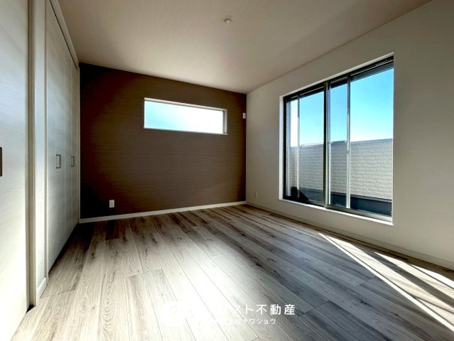 東大阪市豊浦町の洋室|バルコニーに出られます！洗濯物を干すときも利用できますね！