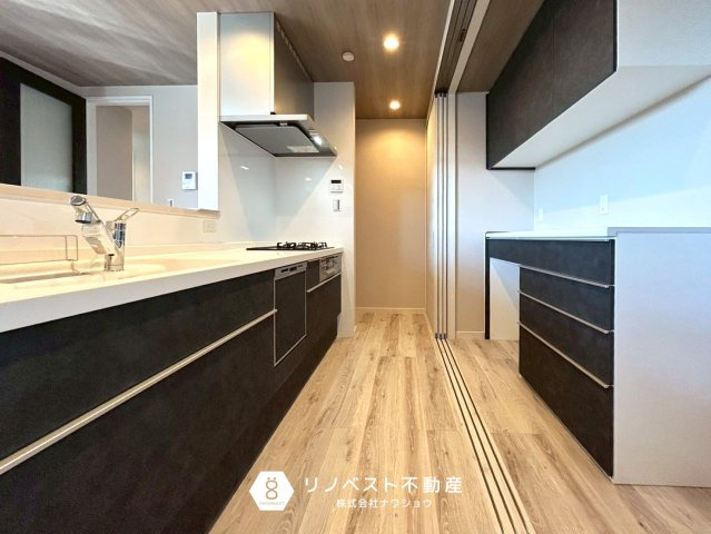 東大阪市豊浦町のキッチン|カウンターキッチンなのでリビングを見渡しながらお料理ができます♪目が離せないお子様がいても安心ですね！