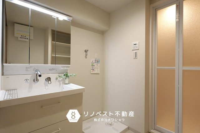 ライオンズマンション東花園の独立洗面台|三面鏡付き独立洗面台完備◎
洗面台の隣には、洗濯機置場もございます♪タオルやパジャマの仕舞える収納付き。