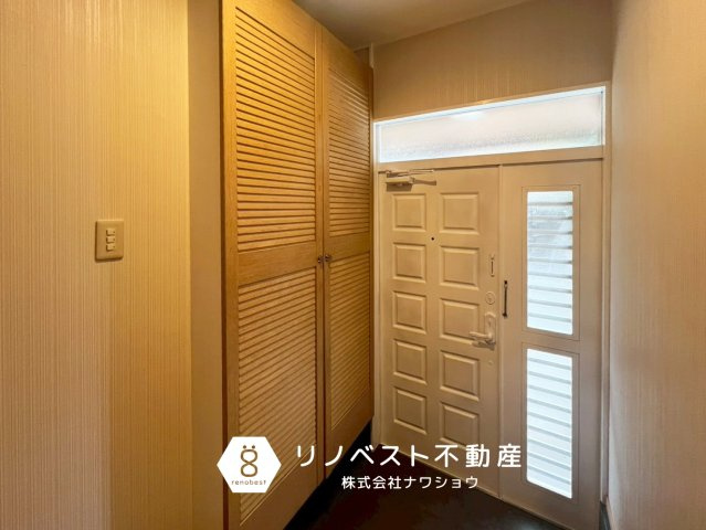 東大阪市稲葉１丁目の玄関|シューズボックス付きの玄関。
高さもあるので家族全員分の靴が収納可能です◎