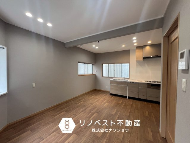 東大阪市稲葉１丁目の居間・リビング|窓が多いので、日中は明るく照明いらずです♪