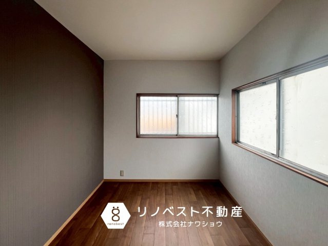 東大阪市稲葉１丁目の洋室|2面採光の明るい洋室。
クローゼット付きで部屋が片付きます◎
