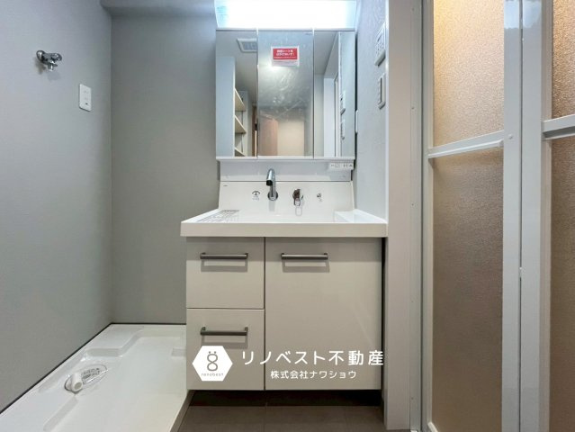 シャルマンコーポ今里の独立洗面台|三面鏡付き独立洗面台完備◎
収納も豊富で小物が多い家族も安心♪