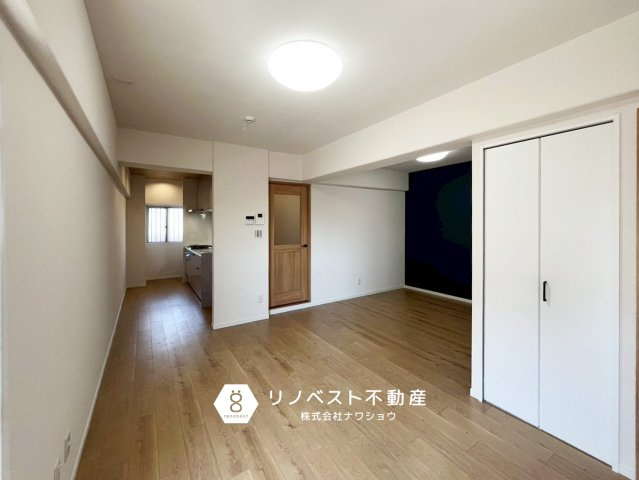 シャルマンコーポ今里の居間・リビング|約16.9帖のLDK！
半個室間のあるキッチンは料理に集中できます◎日用品の収納に便利な物入スペース完備◎