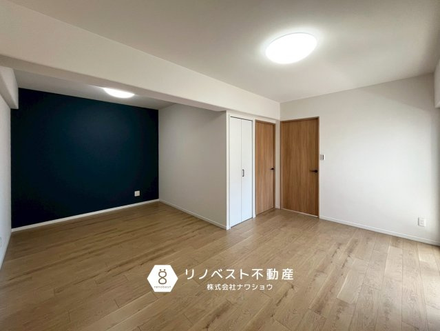 シャルマンコーポ今里の居間・リビング|全居室に隣接している、生活で動線が工夫された間取りです◎
居室に行くまでにリビングを通るので、家族のコミュニケーションも活発に！