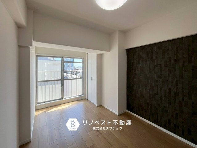 シャルマンコーポ今里の洋室|約5.9帖の洋室。
大きな窓からは南向きの明るい光が差し込みます◎クローゼットも完備♪