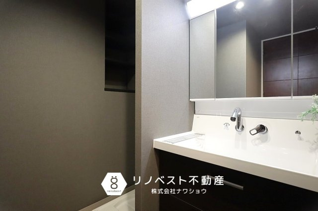 シャルマンフジ鴻池新田グランフォーラムの独立洗面台|三面鏡付き独立洗面台完備◎
洗面室には可動棚も付いており、タオルや洗剤の収納にも便利♪