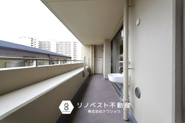 シャルマンフジ鴻池新田グランフォーラムのバルコニー|広いバルコニーには手洗い場も付いています◎
洗濯機では洗えない靴もここで綺麗に洗えます◎