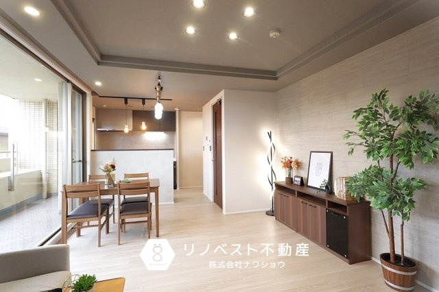 シャルマンフジ鴻池新田グランフォーラムの居間・リビング|約13.4帖のLDK♪
高級感のあるクロスと開放的な大きい窓が魅力。2部屋の洋室への動線も楽々♪