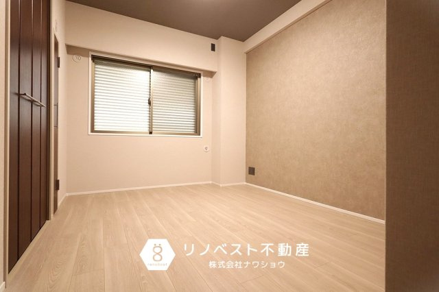 シャルマンフジ鴻池新田グランフォーラムの洋室|約6帖の洋室。
クローゼットと物入がございますので、使用用途によって使い分け可能◎