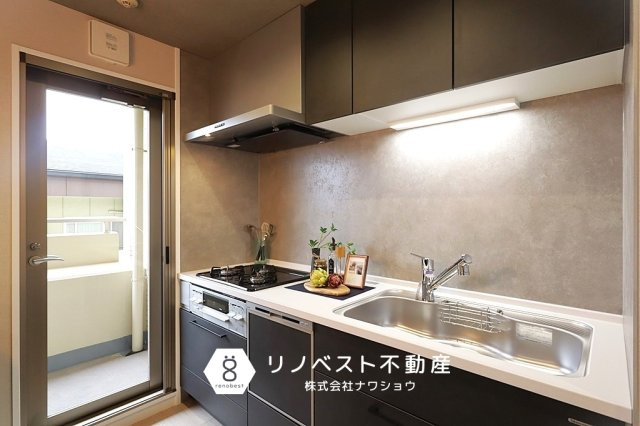 シャルマンフジ鴻池新田グランフォーラムのキッチン|バルコニーへの出入りが可能な明るいキッチン♪
食洗機や浄水器など、家事の手間が省けきれいな水が使えます◎