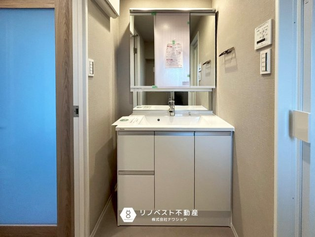 ライオンズマンション東花園の独立洗面台|三面鏡付き独立洗面台。
収納も多いのでメイク道具やスキンケアの収納もスッキリ！