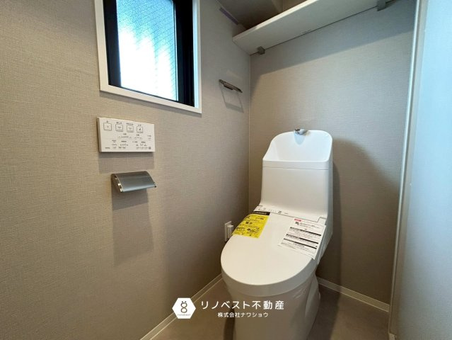 ライオンズマンション東花園のトイレ|洗浄便座付きトイレ！
小窓もあり開放感のある空間です◎