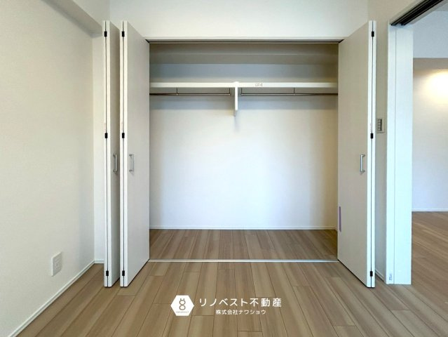 ライオンズマンション東花園の収納|ハンガーラック・上部棚付きの大容量クローゼット！
洋服や趣味道具の収納にもおすすめ♪