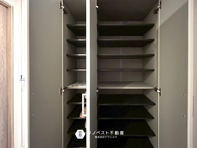 ライオンズマンション東花園の収納|シューズボックス完備！
家族全員分の靴が収納できそうですね♪