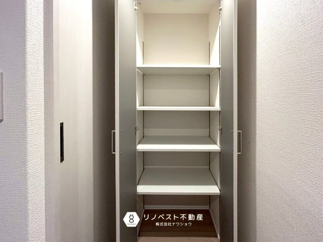 ライオンズマンション東花園の収納|廊下にある可動棚付き収納！
日用品のストック収納としておすすめ♪