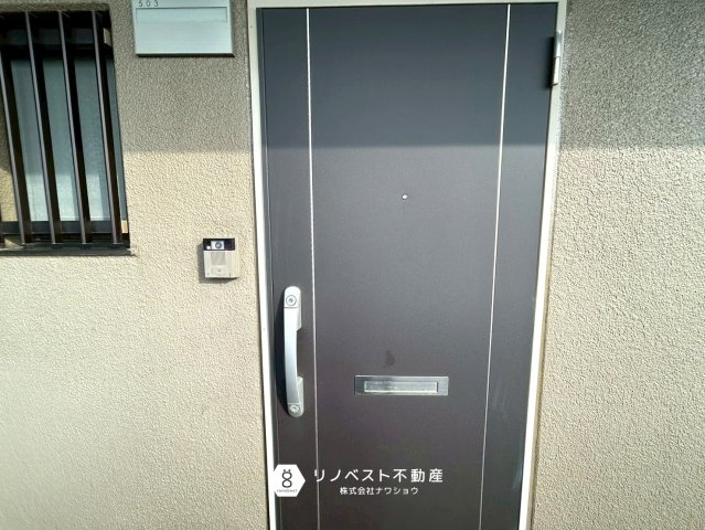 ライオンズマンション東花園の玄関|メールボックス付きの玄関。