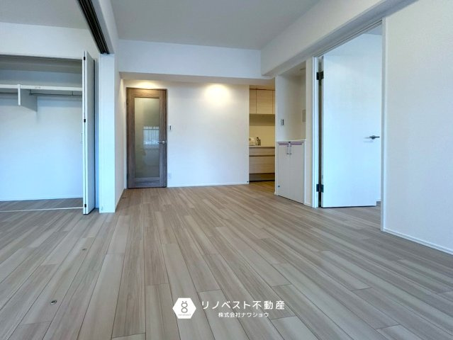 ライオンズマンション東花園の居間・リビング|洋室の引き戸を開けて一つの空間にするのもいいですね♪