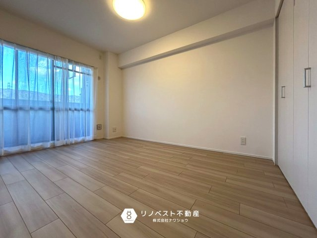 ライオンズマンション東花園の洋室|約6.1帖の洋室！
大容量のクローゼット付き。白いクロスなので部屋の印象も明るいですね♪