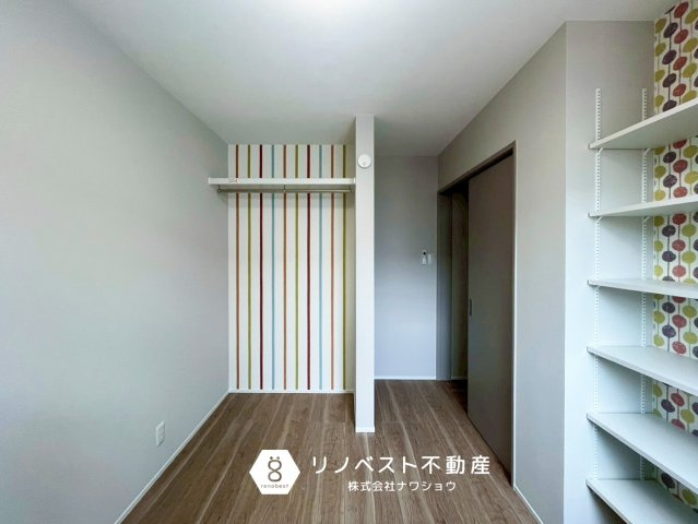 東大阪市花園東町２丁目の洋室|3階洋室。
ハンガーラックと収納棚付き♪ストライプのクロスが個性的でおしゃれ◎
