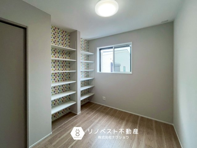 東大阪市花園東町２丁目の洋室|子供部屋におすすめ♪
小窓で太陽光もしっかり確保◎