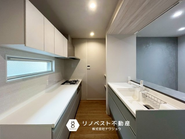 東大阪市花園東町２丁目のキッチン|作業スペースがしっかり確保された、Ⅱ型システムキッチン♪
奥には収納ラックがあるので、食品や調味料のストックにぴったり◎