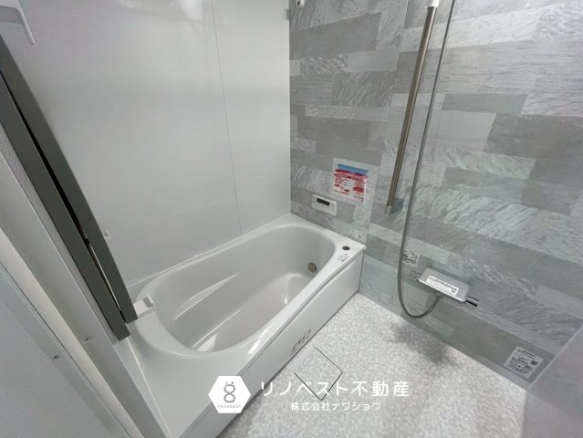 東大阪市花園東町２丁目の浴室|追い焚き機能付きの浴室。
グレーのクロスが大人っぽい雰囲気を演出◎1日の疲れがしっかり取れそうですね♪