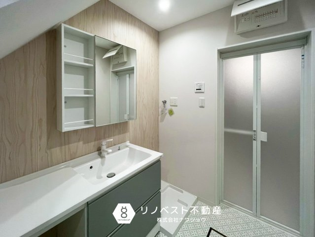 東大阪市花園東町２丁目の洗面所|洗面台横には洗濯機置場があります◎
一癖あるデザインがおしゃれな空間です♪