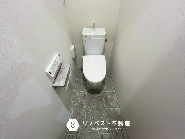東大阪市花園東町２丁目のトイレ|温水洗浄機能付きトイレ。
大理石調のフロアが高級感のある空間を演出◎