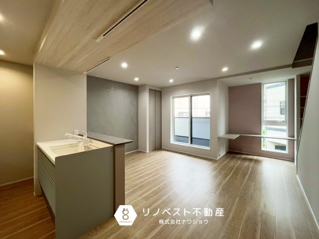 東大阪市花園東町２丁目の居間・リビング|ダウンライトなので照明が明るすぎず、柔らかい雰囲気を演出。
グリーンやピンクのクロスは、個性を出しながらも派手すぎません◎