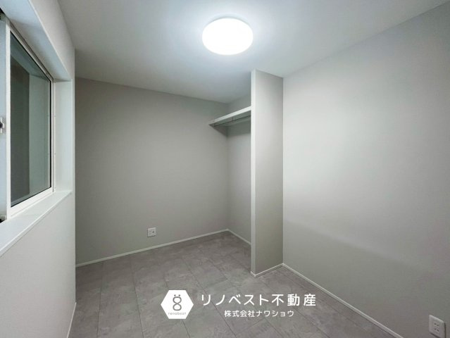 東大阪市花園東町２丁目の収納|納戸スペース奥にはハンガーラックが付いているので、アウター等の収納に便利♪
シンプルな内装なので、インテリアの邪魔をしません◎