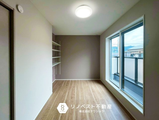 東大阪市花園東町２丁目の洋室|奥には可動式収納ラックがございます♪
写真やお気に入りの香水などを飾るのもいいですね♪
