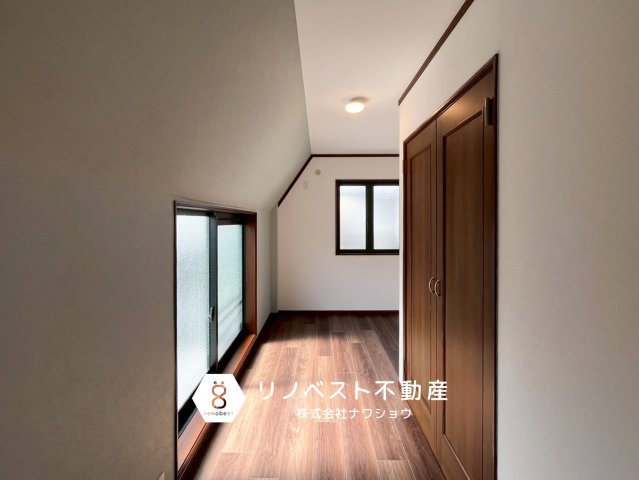 生野区生野西1丁目の洋室|２面採光で明るい洋室。
各居室に収納が付いております！