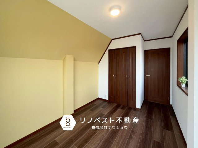 生野区生野西1丁目の洋室|黄色のアクセントクロスが可愛いですね♪
個性あふれるお部屋のレイアウトをお楽しみください！