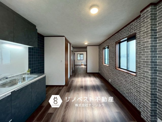 生野区生野西1丁目の居間・リビング|キッチンからダイニングへの動線が短く、配膳・片付けがスムーズです◎