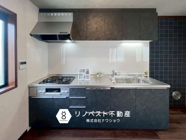 生野区生野西1丁目のキッチン|お部屋の雰囲気にマッチしたシステムキッチンを新調済み。
食洗機付で片付けの時短に！