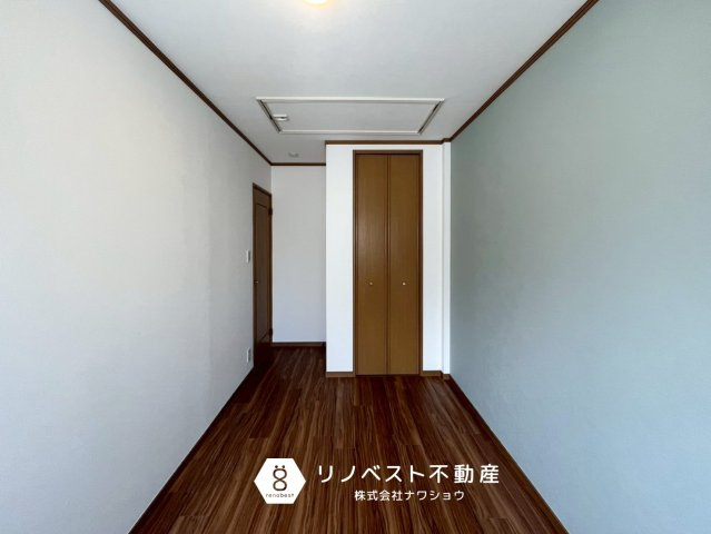 大阪市東成区東今里３丁目の洋室|約5.5帖の3階洋室♪
白×ブラウンで落ち着きのある空間◎クローゼット付きも嬉しいポイントです♪