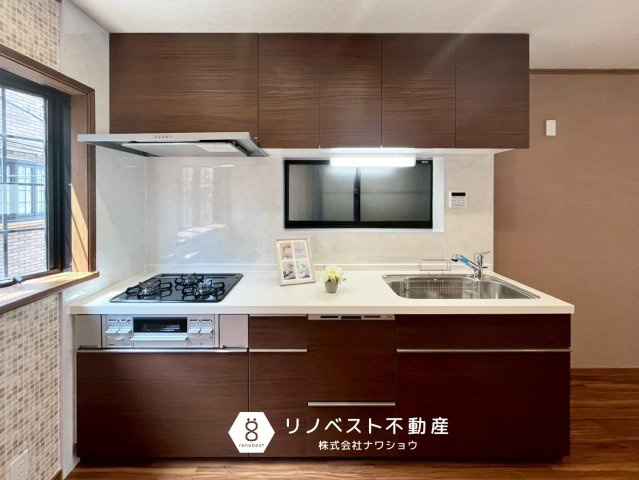 大阪市東成区東今里３丁目のキッチン|食洗機付きのシステムキッチン♪
ブラウン基調のデザインがオシャレですね◎窓からの採光あり！
