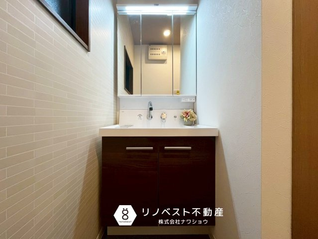 大阪市東成区東今里３丁目の独立洗面台|小窓が付いているので湿気がこもらず、カビ対策もバッチリ◎
三面鏡付き独立洗面台完備◎