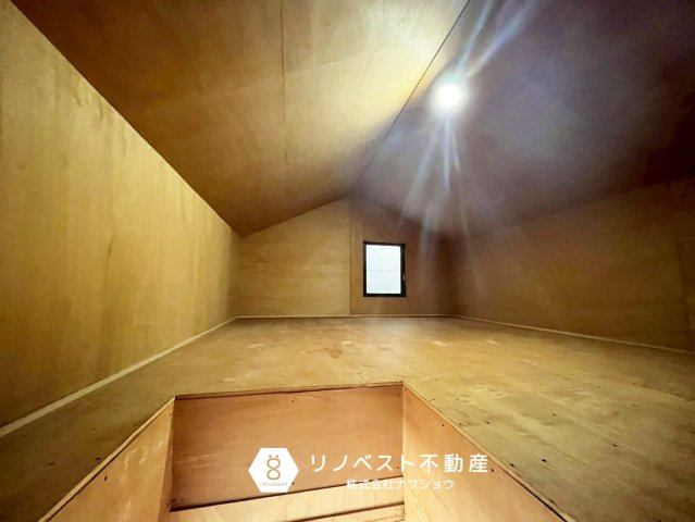 大阪市東成区東今里３丁目の収納|広々とした屋根裏収納有り◎
照明がついているので、荷物の出し入れ時も視界をしっかり確保できます◎