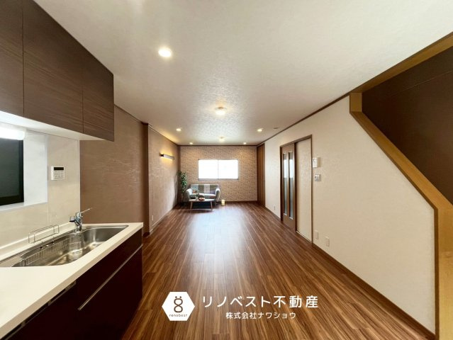 大阪市東成区東今里３丁目の居間・リビング|約18.2帖のLDK♪
奥行きのある広々とした空間です◎リビング階段で家族間のコミュニケーションも弾みますね♪