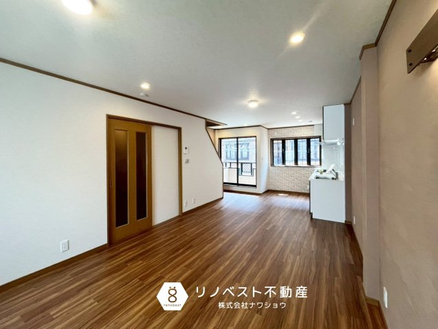 大阪市東成区東今里３丁目の居間・リビング|2階リビングにつき、道路や隣家からの視線も気にならず、プライバシーが守られた空間で家族団らんをお楽しみいただけます♪