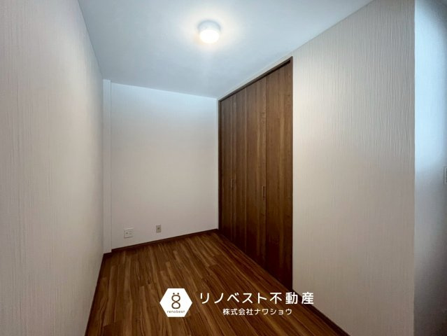 大阪市東成区東今里３丁目の洋室|書斎などにおすすめ♪
ガレージに面した窓からの採光もしっかりとございます◎