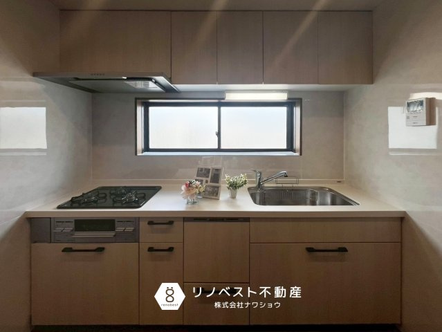 東大阪市森河内西2丁目のキッチン|食洗機付きのシステムキッチン◎
小窓付きなので、換気や手元を照らす明かりとして便利です◎