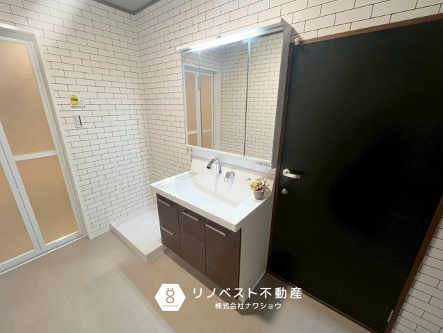 東大阪市森河内西2丁目の独立洗面台|三面鏡付き独立洗面台完備◎
新調済みで綺麗です♪