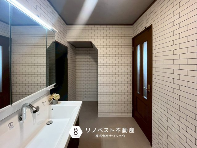 東大阪市森河内西2丁目の洗面所|ガレージへの出入りが可能です◎
お子様が泥んこで帰宅しても、室内を汚す心配がなく安心♪