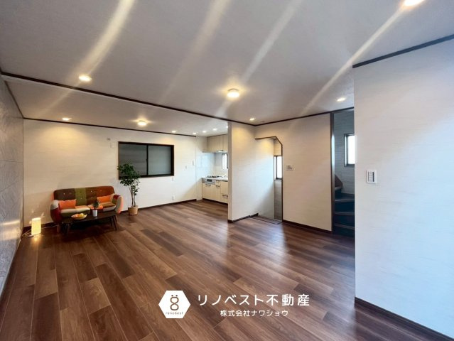 東大阪市森河内西2丁目の居間・リビング|開放感のある約18帖のLDK！
人気のリビング階段♪ベランダに面し開放感たっぷり◎