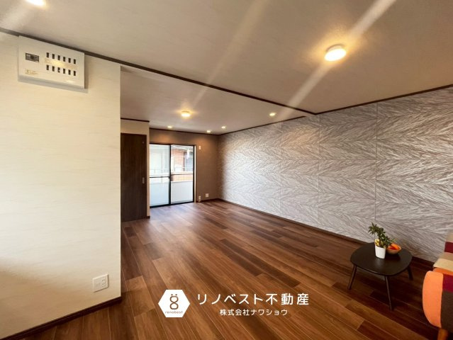 東大阪市森河内西2丁目の居間・リビング|アクセントクロスが一癖あるおしゃれな空間◎
